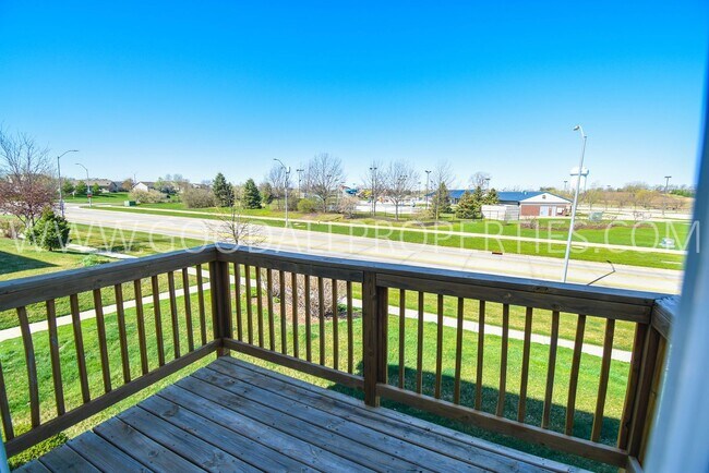 Building Photo - 2 Bedroom 2.5 Bath end unit Townhome in West Des Moines with attached garage