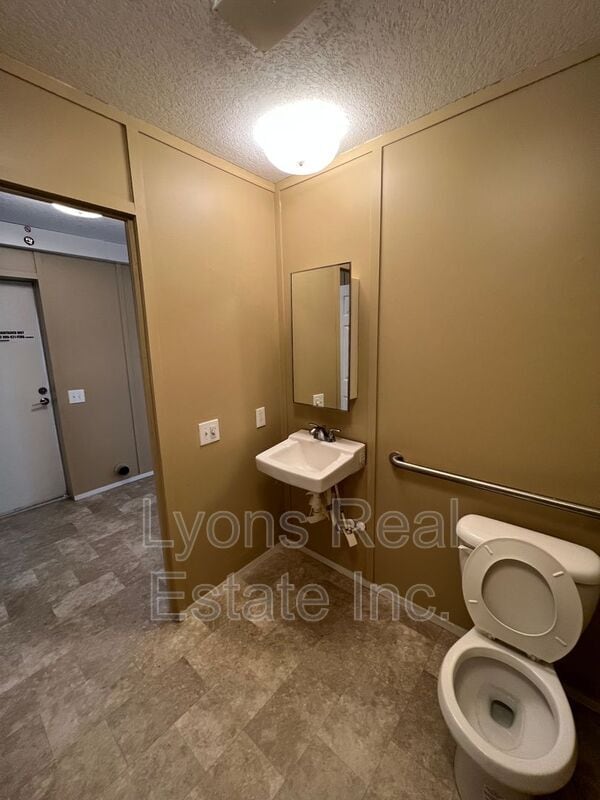 Building Photo - 8086 Heck Dr