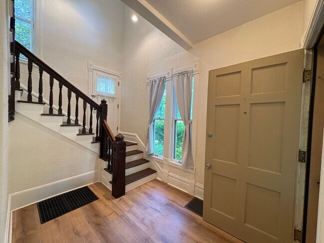 Building Photo - 4 bedroom 2 bathroom Historic Home Downtown Manhattan KS