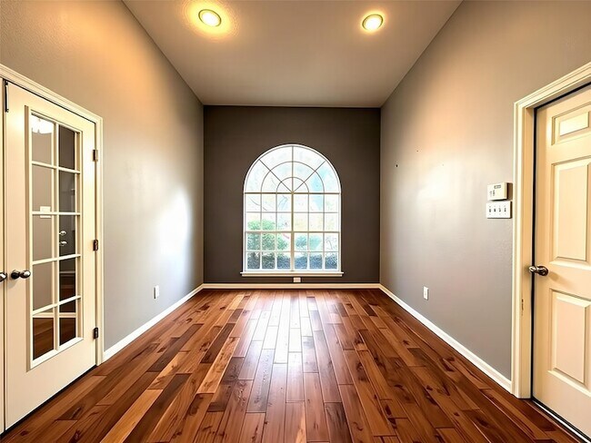 Building Photo - 1423 Greenway Village Dr