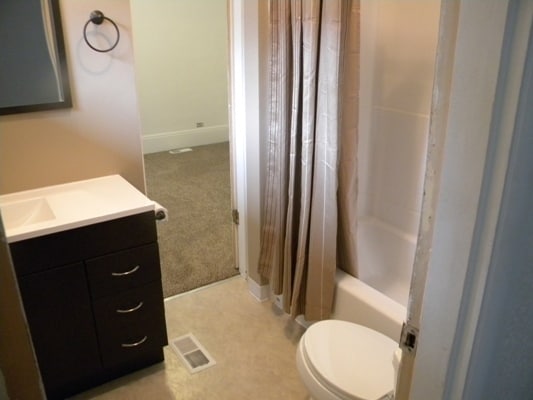 Building Photo - Adorable home with nice amenities!  yard, carport, Walk to shops & Bus!