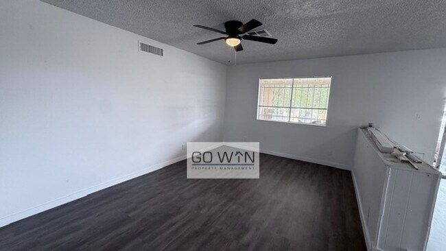 Building Photo - 4 Bed/ 2 Bath - House W/ Large Backyard