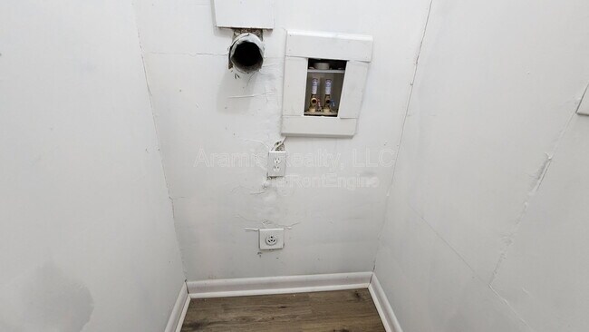 Building Photo - 248 Rosser St SW