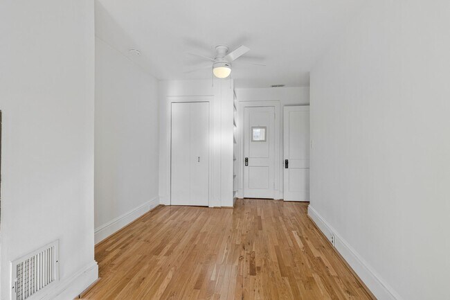 Building Photo - Big and Comfy Townhouse