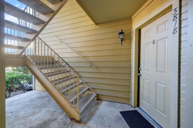 Building Photo - 11201 Lynbrook Dr