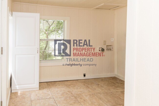 Building Photo - Cozy 2 Bedroom Home Near Historic Downtown Glen Rose