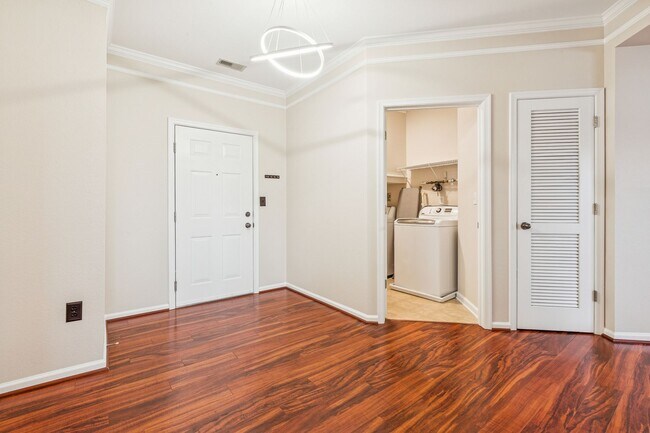 Building Photo - Riverside  Condo-RARE-Ready Now