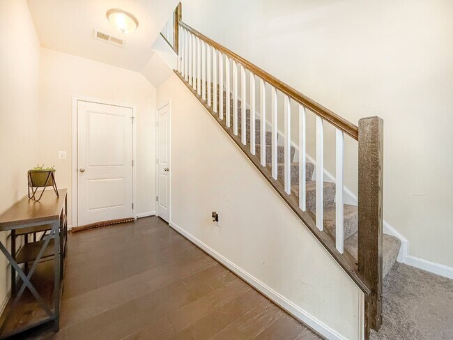 Building Photo - Stunning 4 bedroom townhome with garage