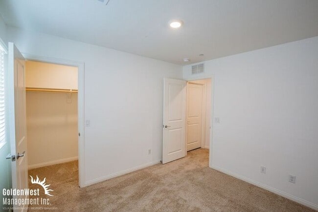 Building Photo - Modern 3Bdm 2Ba Townhome with Community Pool in Southwest Las Vegas.