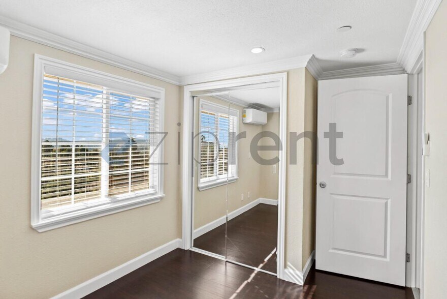 Building Photo - Unit A