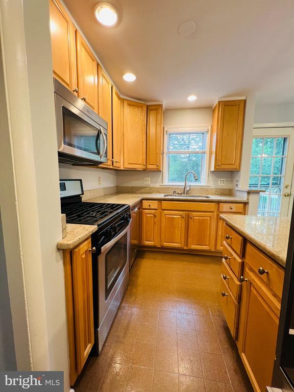 Building Photo - 2220 Primrose Dr