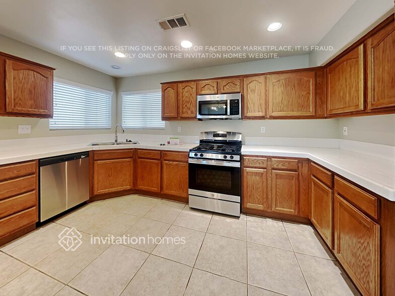 Building Photo - 24868 Skyland Dr