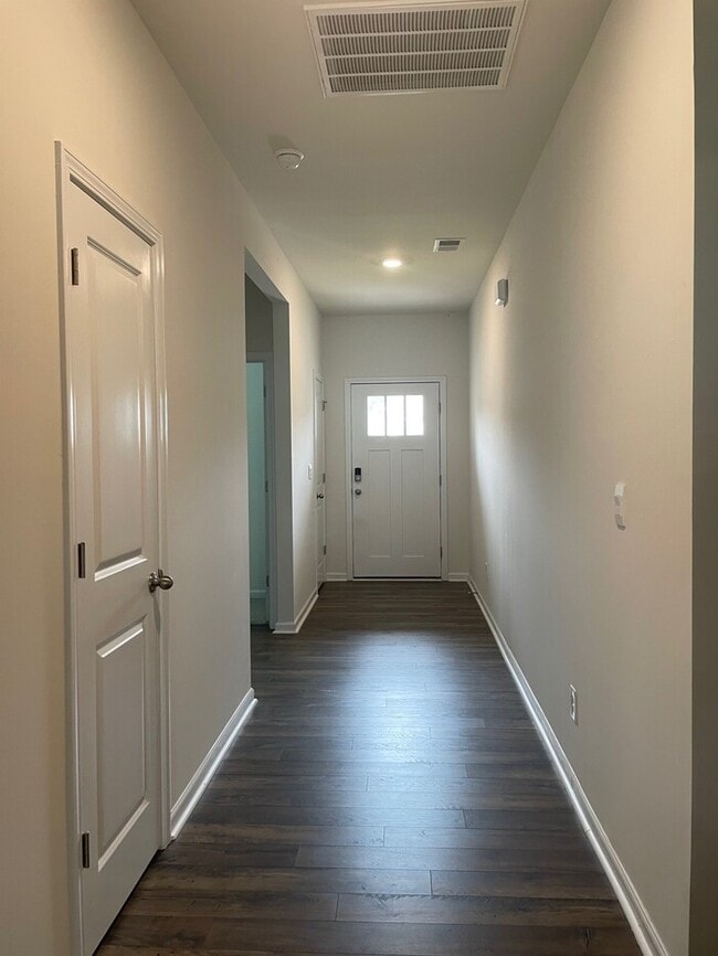 Building Photo - Spacious & Modern Ranch-Style Living