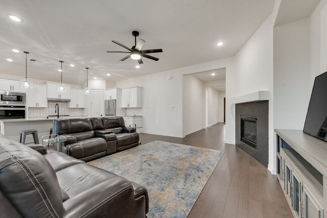 Building Photo - "Spacious 4-Bedroom Retreat with 2.5 Baths...