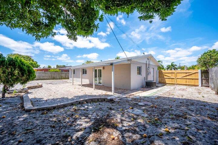 Building Photo - 2100 N Seacrest Blvd