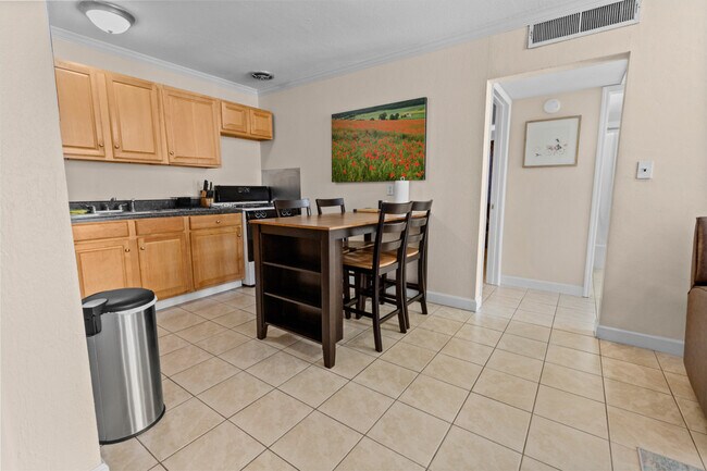 Building Photo - 1700 SW 16th Ct