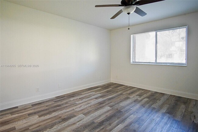 Building Photo - 606 Gardens Dr