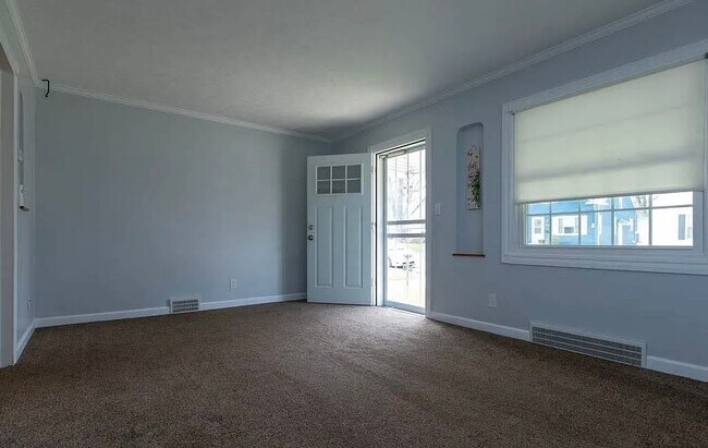 Building Photo - 5021 E 107th Updated 3/4 Bedroom