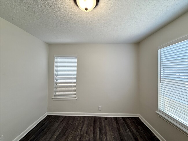 Building Photo - 3635 N MacGregor Way