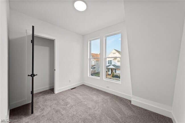 Building Photo - 1422 W 77th St