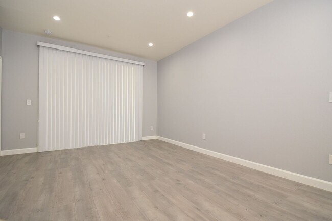 Building Photo - STUNNING AND MODERN 2 BED 2 BATH CONDO AT ...