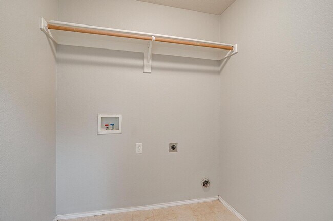 Building Photo - Spacious 4 Bed, 2 Bath Home in Ranch at Ea...