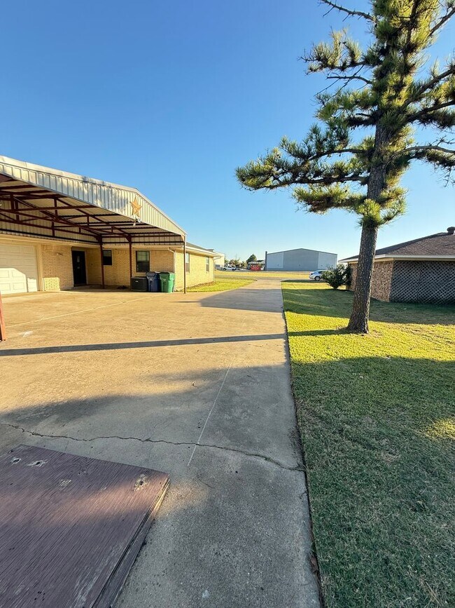 Building Photo - Classic Celina Charm with Vintage Comfort - Spacious 3-Bedroom Home with Large Yard and Covered P...