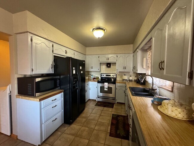 Building Photo - Spacious 3 Bedroom Home Available Early January!