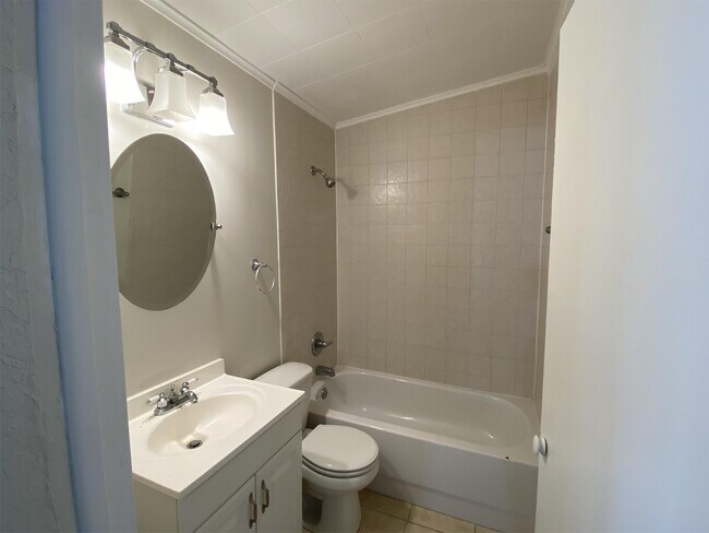 Building Photo - 603 Oakwood Ave