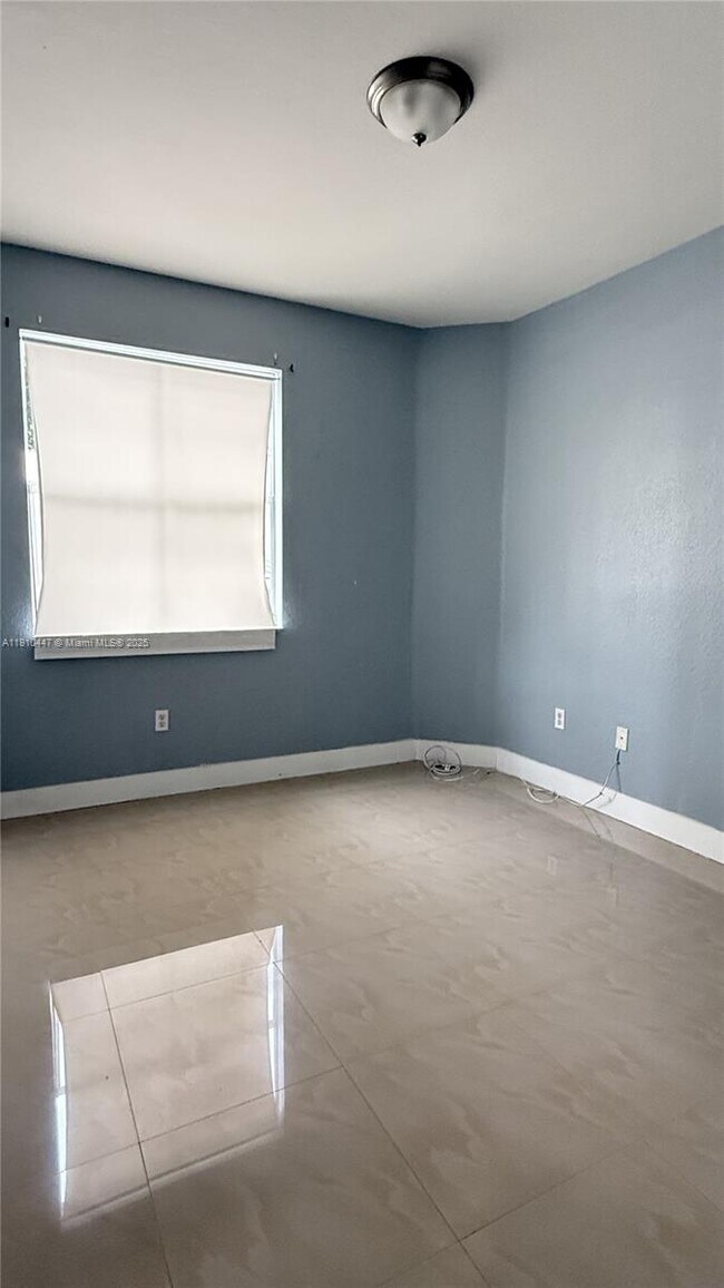 Building Photo - 1692 SE 29th Ct