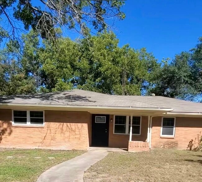 Building Photo - 220 Fairmont Ave