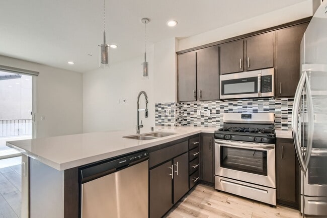 Building Photo - Stylish Three-Story Townhome with Private Courtyard & Pool Access