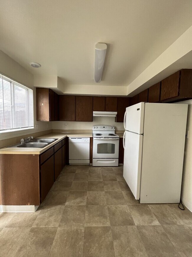 Building Photo - 118 W Colby Ln