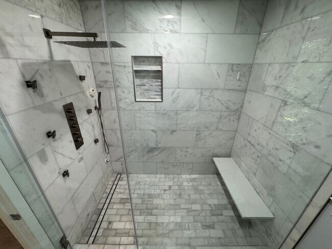 Building Photo - Fantastic 4 Bed 3.5 Bath Townhome With Sun...