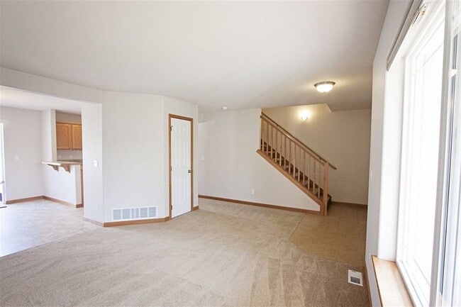 Building Photo - Beautiful 3 bedroom 2 1/2 bath home availa...