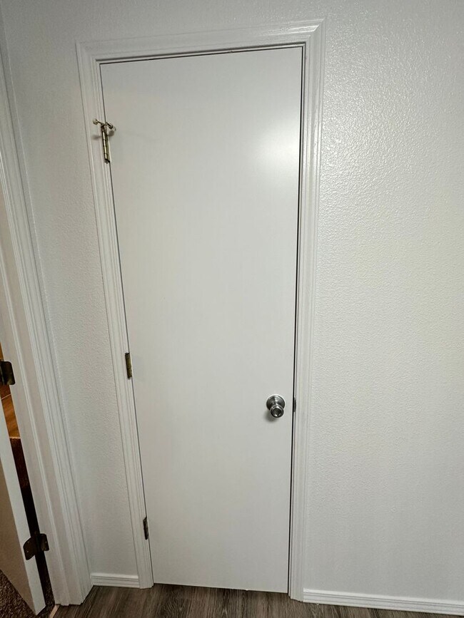 Building Photo - Newly renovated in 2024 2 bedroom 2 bathroom apartment available soon.