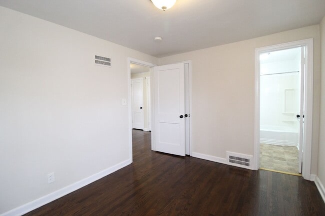 Building Photo - December 2025 FREE On This One Bedroom Duplex in North Kansas City