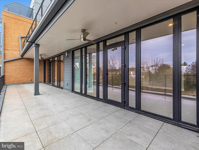 Building Photo - 210 E 2nd St