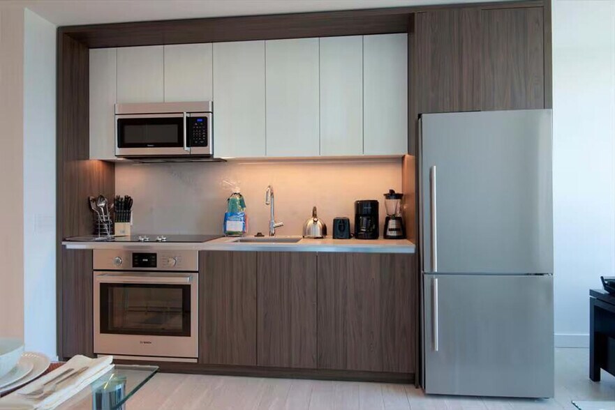 Building Photo - 410 Summer St