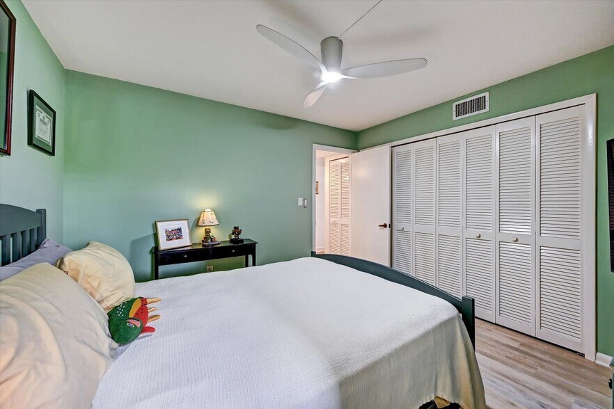 Building Photo - 4821 S Landings Dr