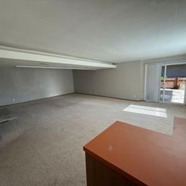 Building Photo - Beautiful home in highly desirable Bellevue neighborhood.
