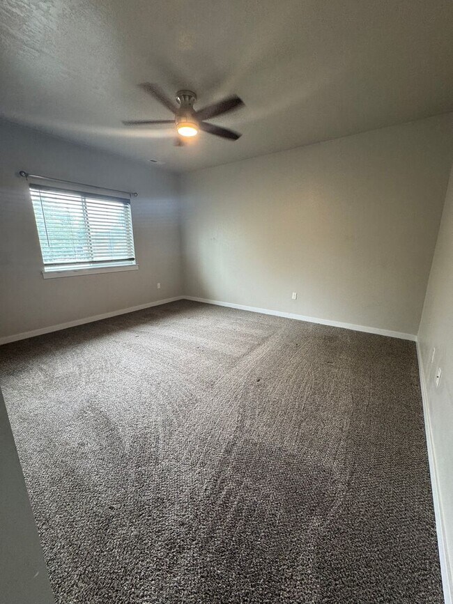 Building Photo - New on Market! Close to Freeway and Shopping!