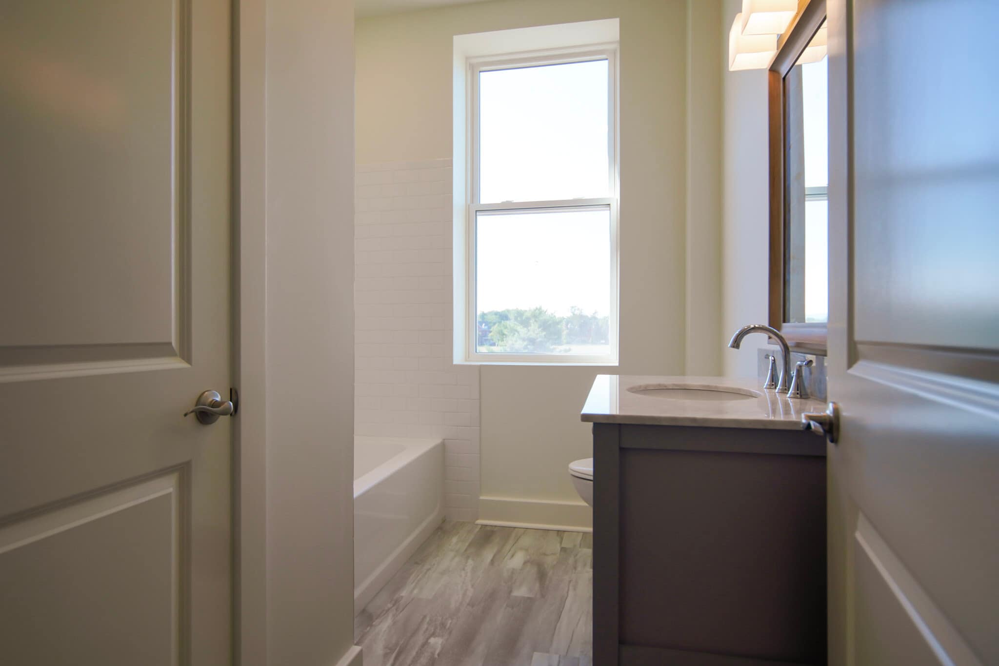 Full Bathroom - 34 US Oval