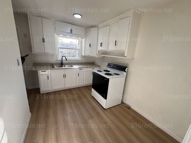 Building Photo - $925 - 3 bedroom/ 1 bathroom - Single Family Home