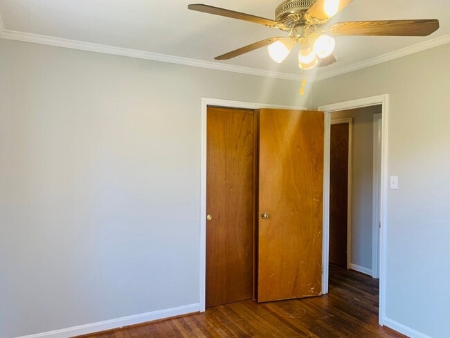 Building Photo - Welcome home! 3 bed, 1.5 bath, newly renov...