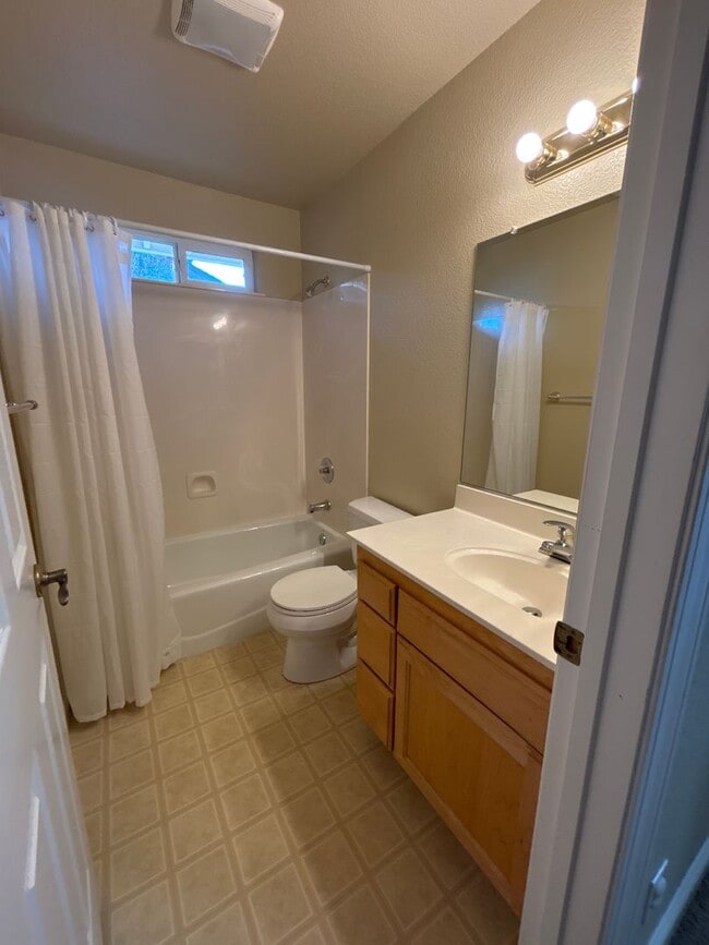 Building Photo - Central Roseville Single Story, 3 Bedroom, 2 Bath, 2 Car Garage Close to schools & Shopping