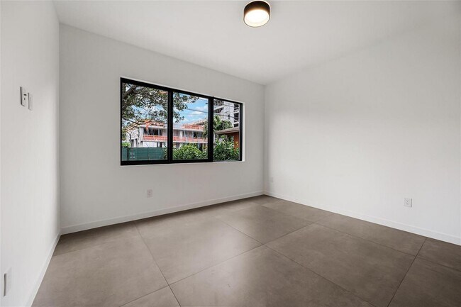 Building Photo - 3370 Thomas Ave