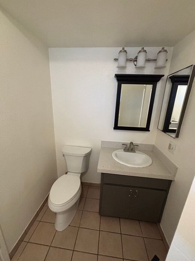 Building Photo - Beautiful 3 Bedroom, 1.5 Bath Townhome Available now!