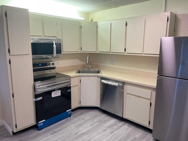 Building Photo - 203 Foxtail Dr