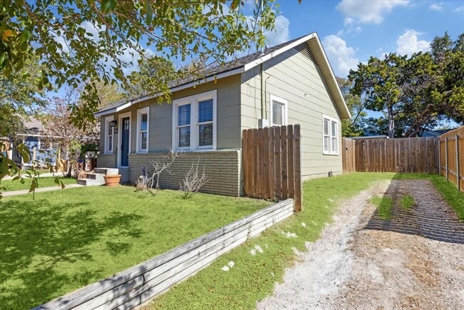 Building Photo - 1705 S 5th St